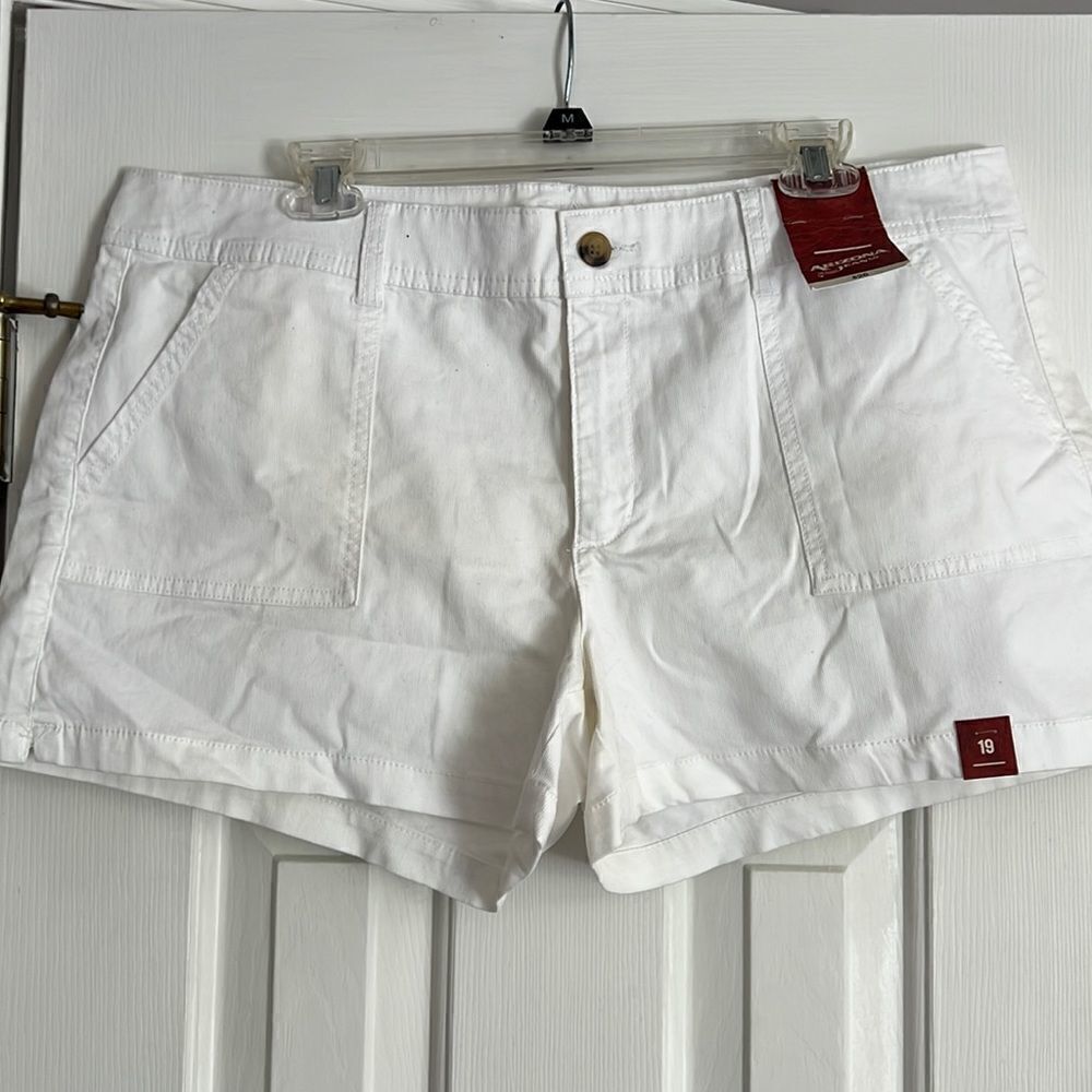 NWT Arizona Size 19 White Shorts